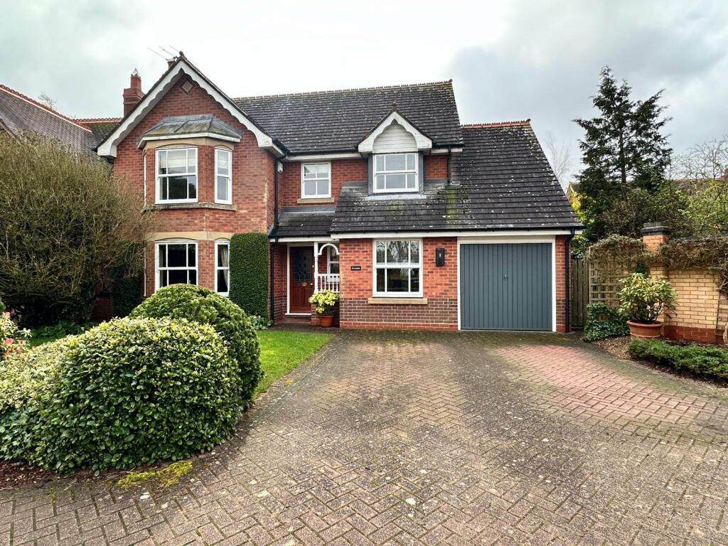 4 bedroom detached house for sale in Hawthorn Drive, Uppingham, LE15