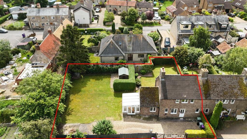 3 bedroom semidetached house for sale in The Crescent, Swayfield, NG33