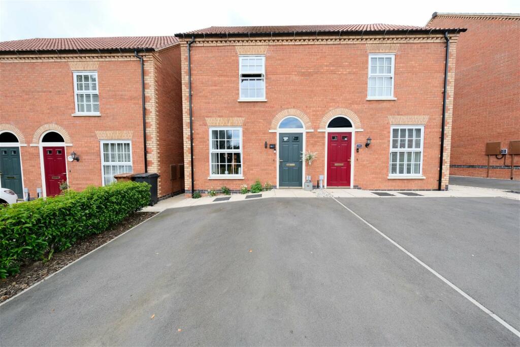 2 bedroom semidetached house for sale in Woolsthorpe Close, Melton