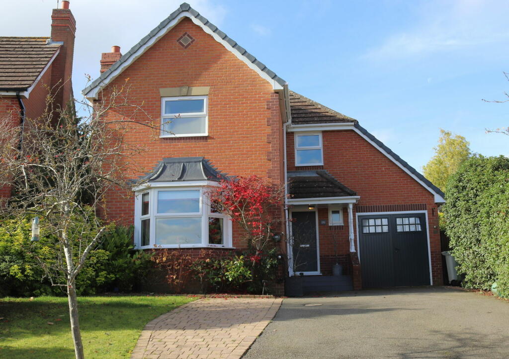 4 bedroom detached house for sale in Elizabeth Way, Uppingham, LE15