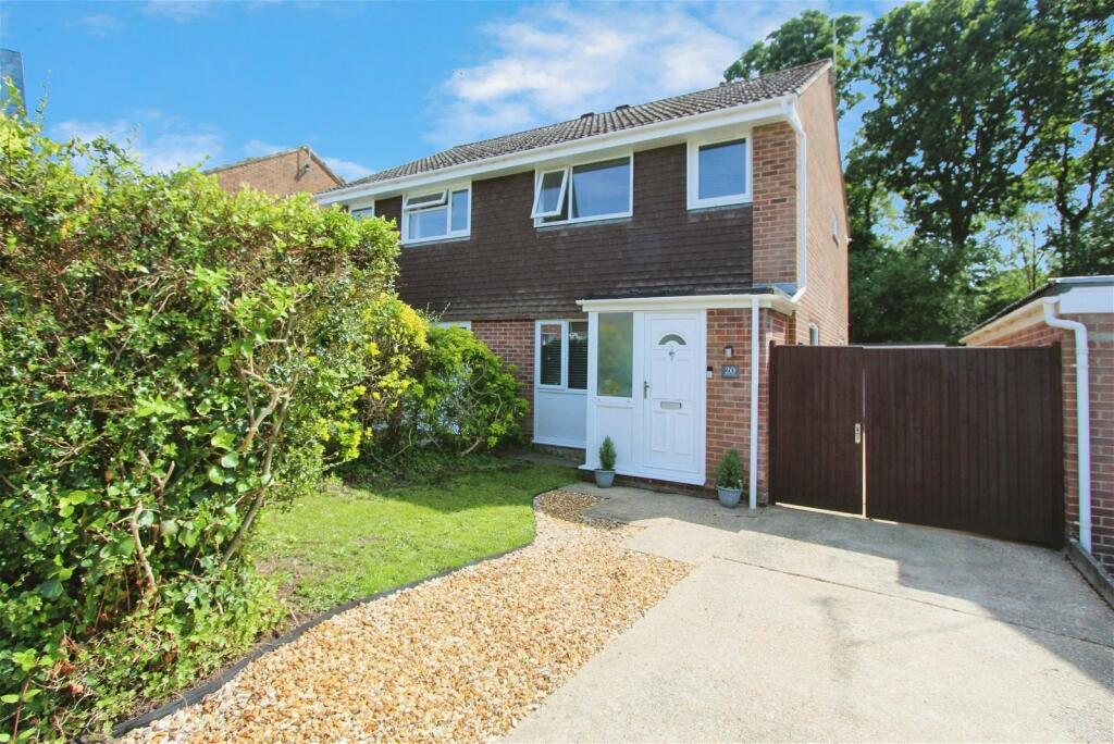 3 bedroom semidetached house for sale in Corinna Gardens,Dibden