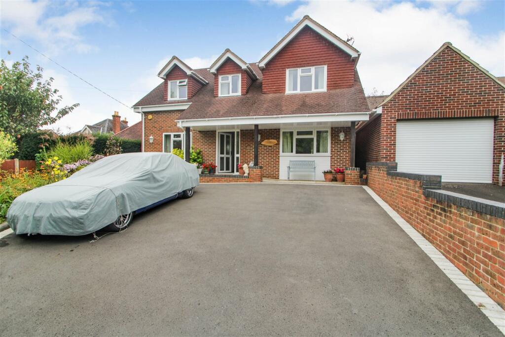 4 bedroom detached house for sale in Southampton Road, Hythe