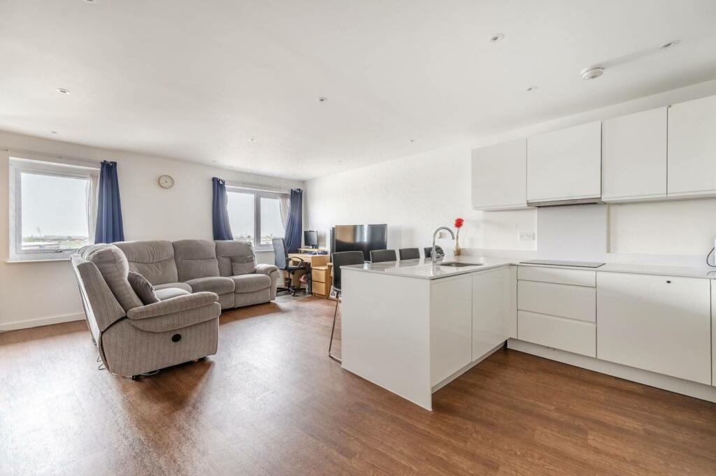2 bedroom flat for sale in Stanmore Place, Stanmore, HA7