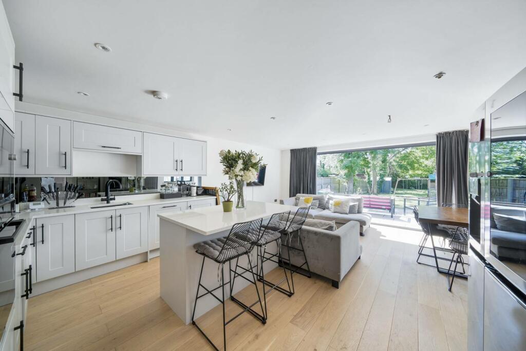 3 bedroom flat for sale in Rowland Avenue, Kenton, Harrow, HA3
