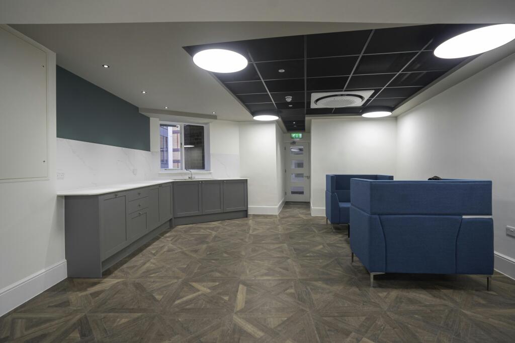 10 8589 Colmore Row Birmingham Kitchenette.jpg