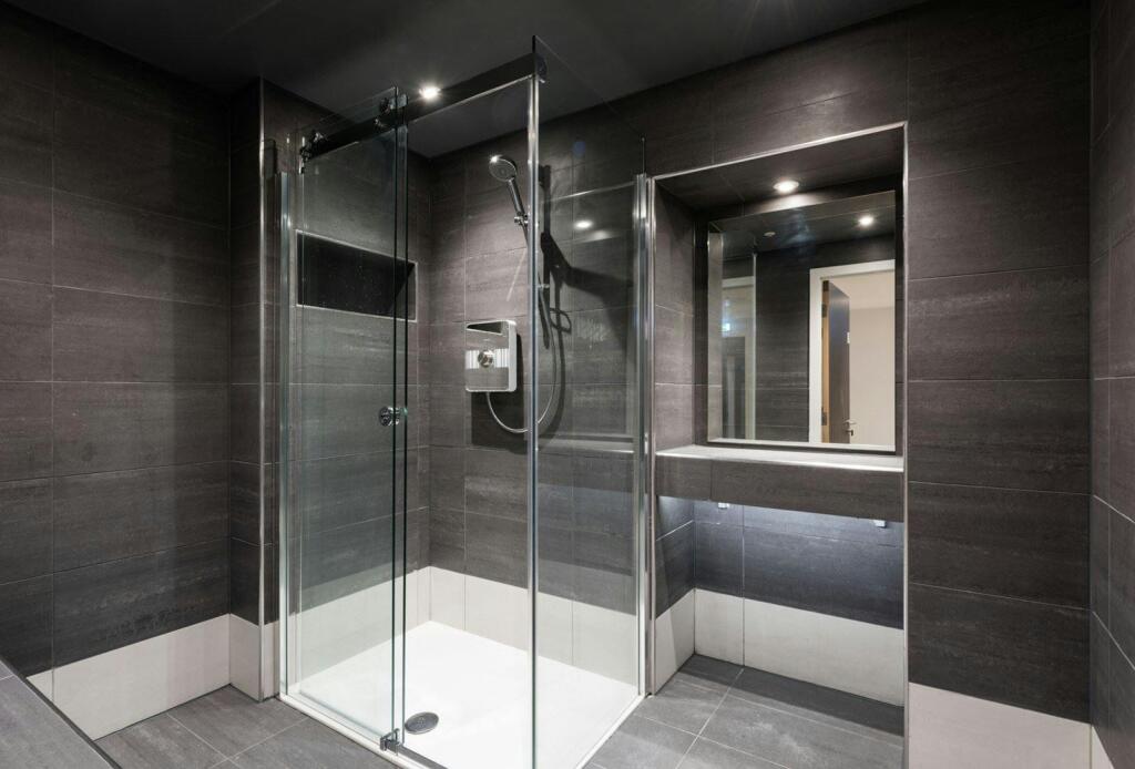 14 Edmund House Newhall Street  Showers.JPG