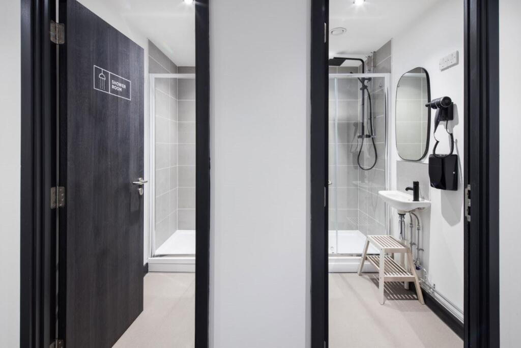 Rum Runner Regency Wharf  Showers.jpg