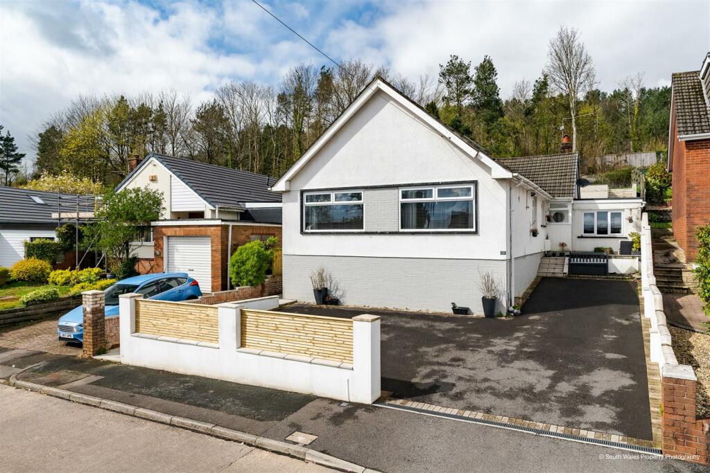 5 bedroom detached bungalow for sale in Caer Wenallt, Cardiff, CF14