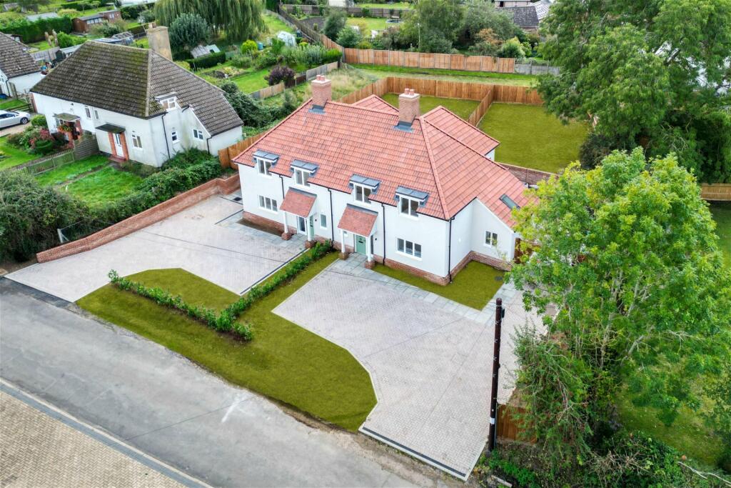 4 bedroom semidetached house for sale in Payne End, Sandon, Buntingford, SG9