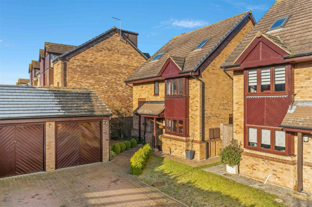 4 bedroom detached house for sale in Somersham, Welwyn Garden City, AL7