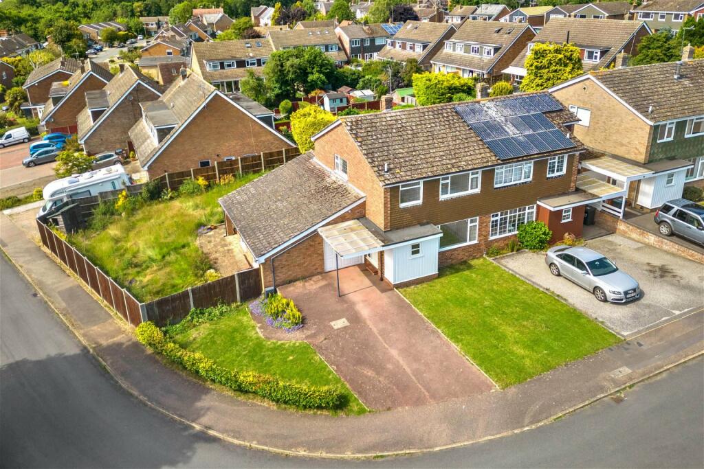 3 bedroom semidetached house for sale in Fairfield, Buntingford, SG9