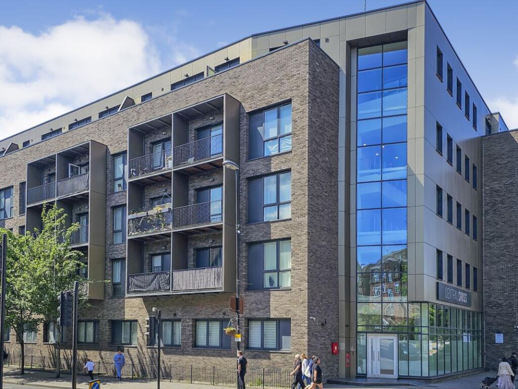 Main image of property: Flat 29 Central Cross Apartments, 2 South End, Croydon, Surrey, CR0 1GU