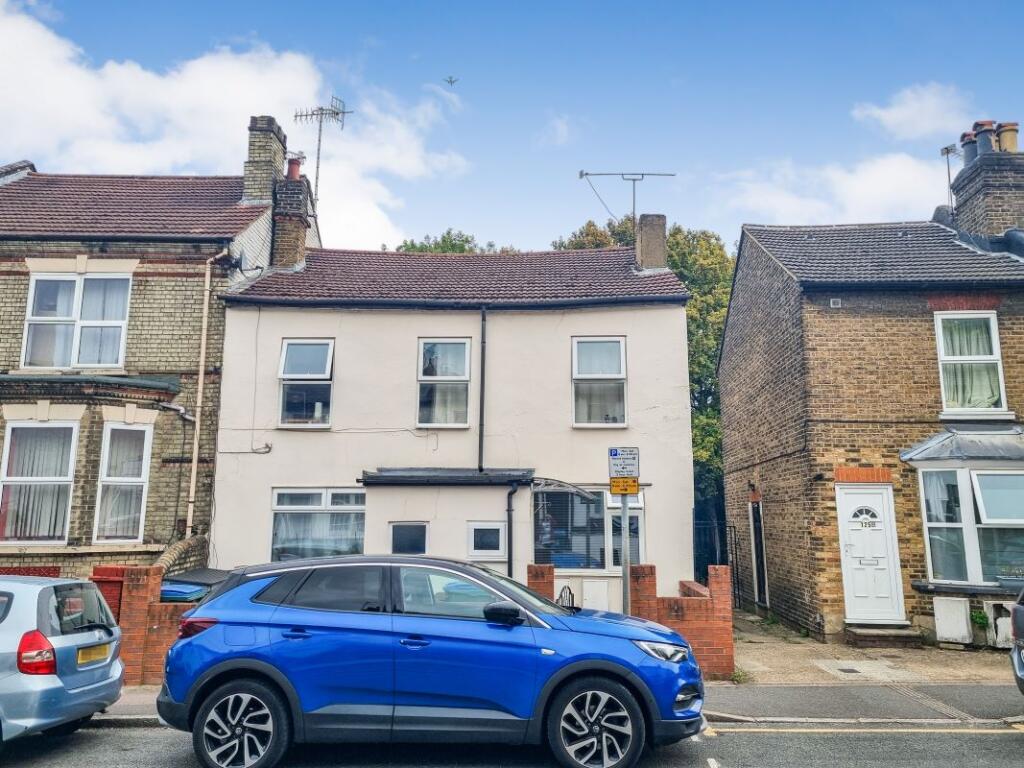 Main image of property: 127B Queens Road, Watford, Hertfordshire, WD17 2QL