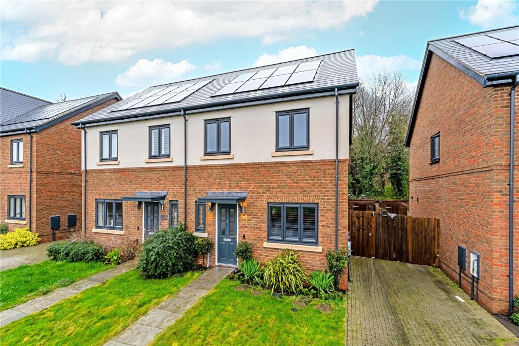 3 bedroom semidetached house for sale in Hurley Drive, Bracknell