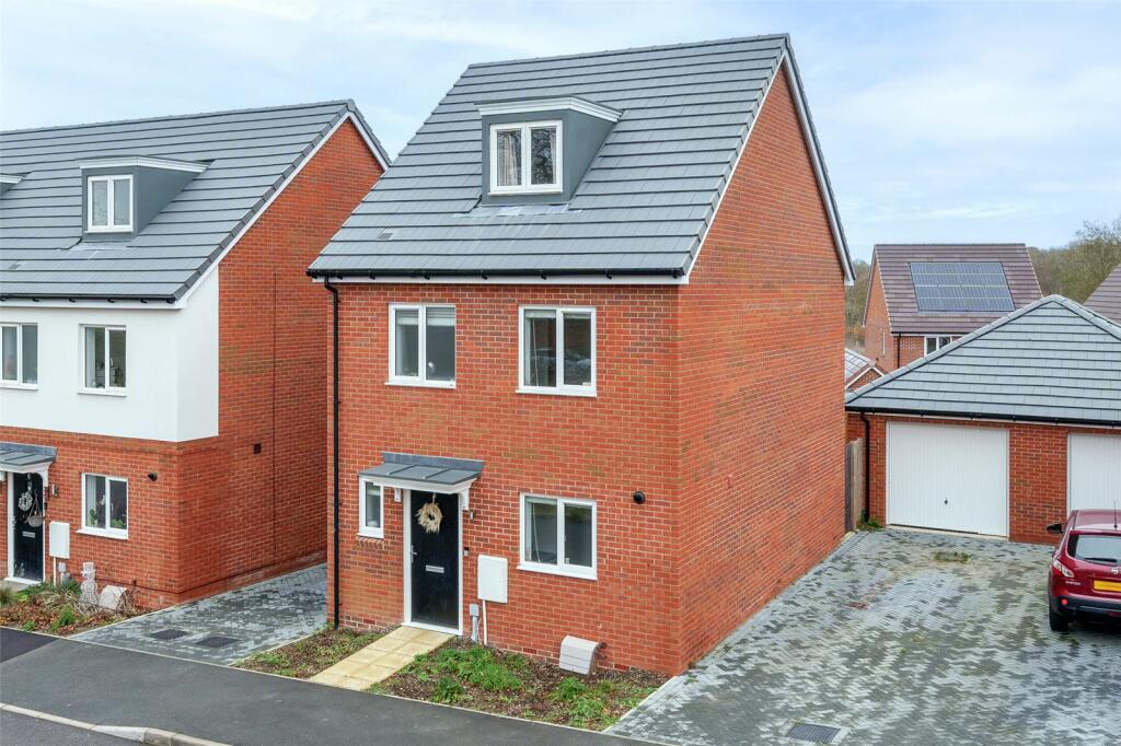 4 bedroom detached house for sale in Donnington Grove, Binfield