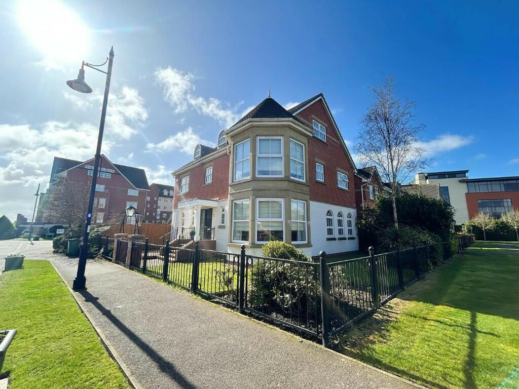 5 bedroom detached house for sale in Victory Boulevard, Lytham St. Annes, Lancashire, FY8