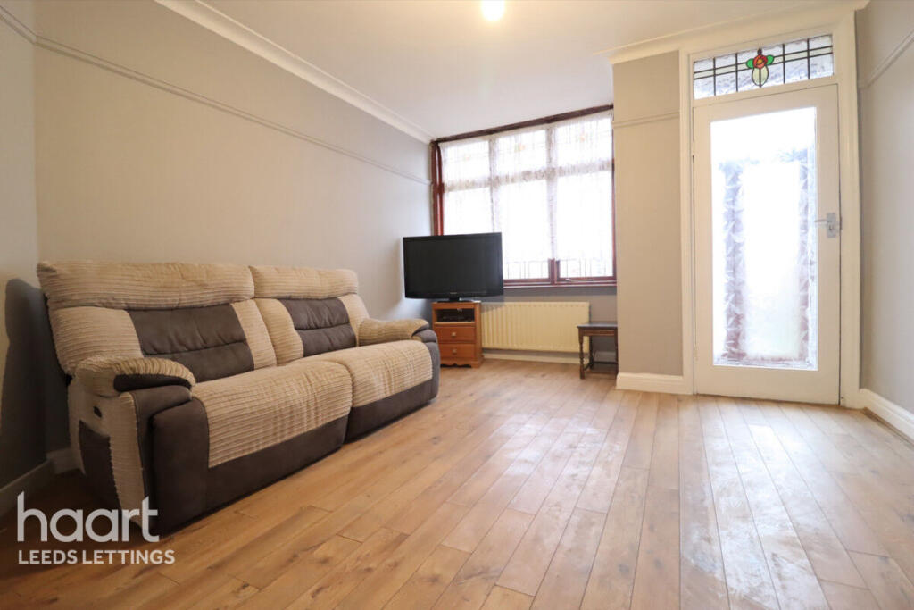 Main image of property: Parkfield Mount, Leeds