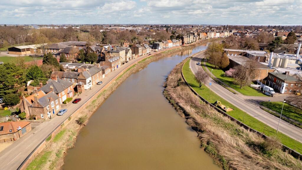 5 bedroom semidetached house for sale in North Brink, Wisbech, PE13