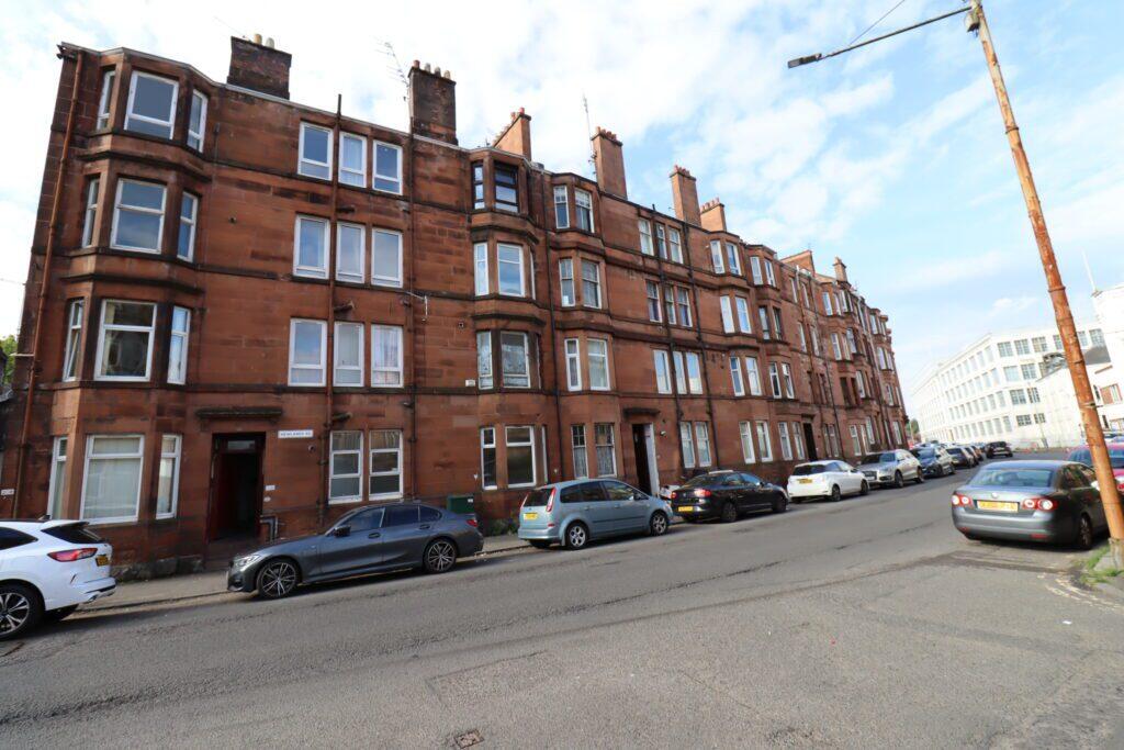 Main image of property: 198 Flat 3/3, Newlands Road, Cathcart, Glasgow, G44 4EY