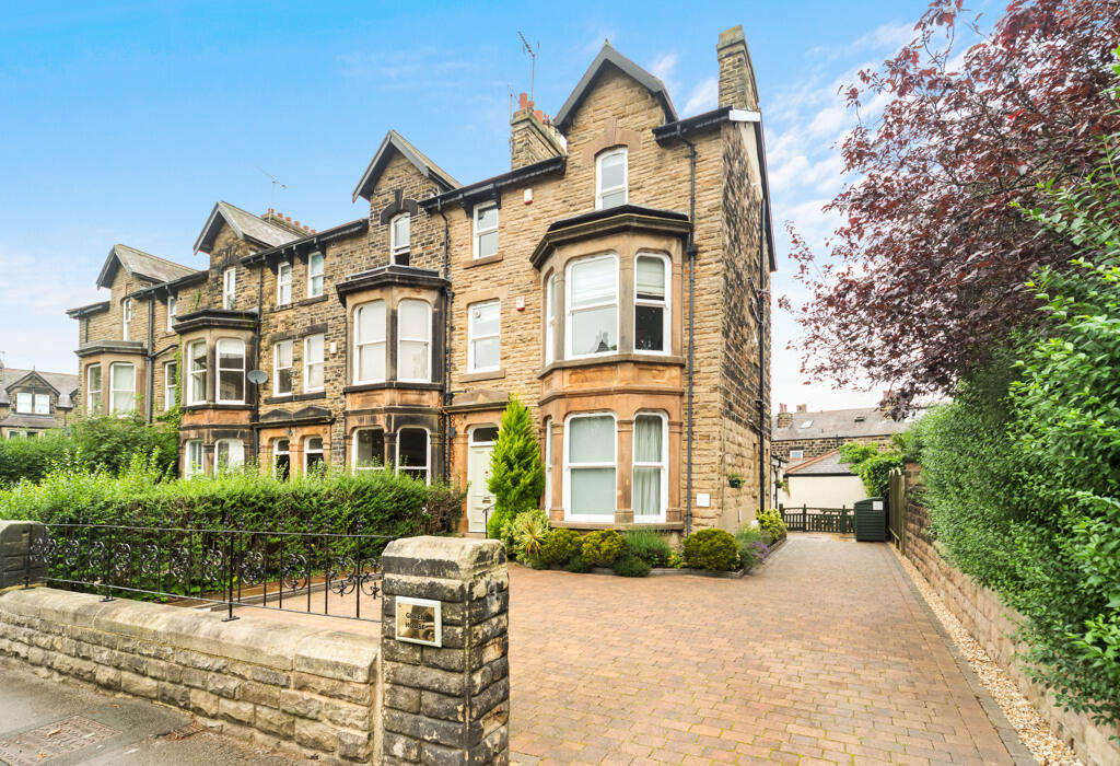 2 bedroom flat for sale in Grove Road, Harrogate , HG1