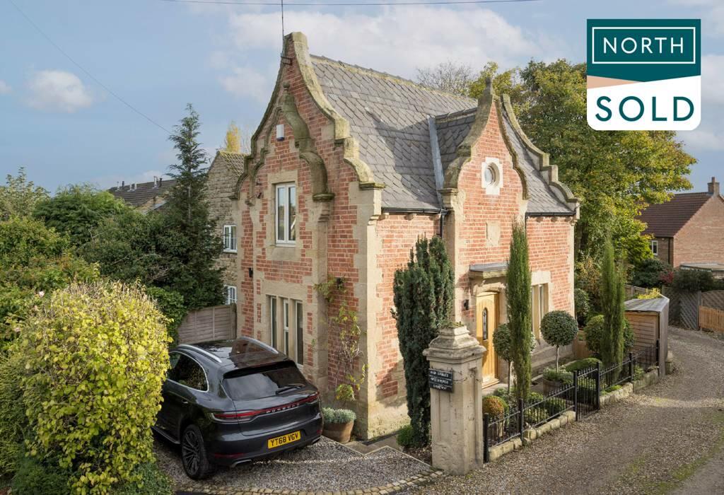 2 bedroom detached house for sale in Wetherby Road, Scarcroft, LS14