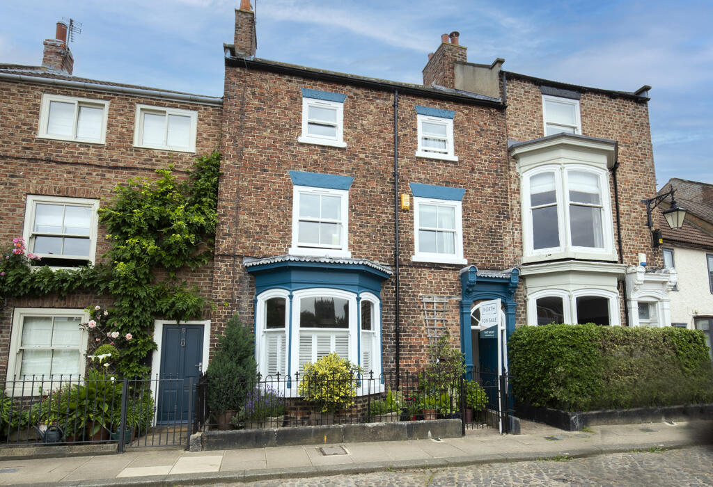 5 bedroom town house for sale in College Square, Stokesley