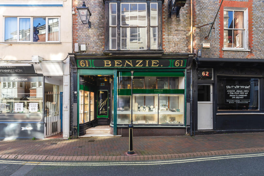 Main image of property: High Street, Cowes, Isle of Wight, PO31 7RL