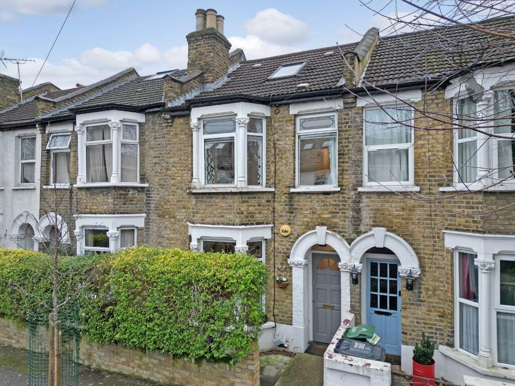 3 bedroom terraced house for sale in Clacton Road, London, E17