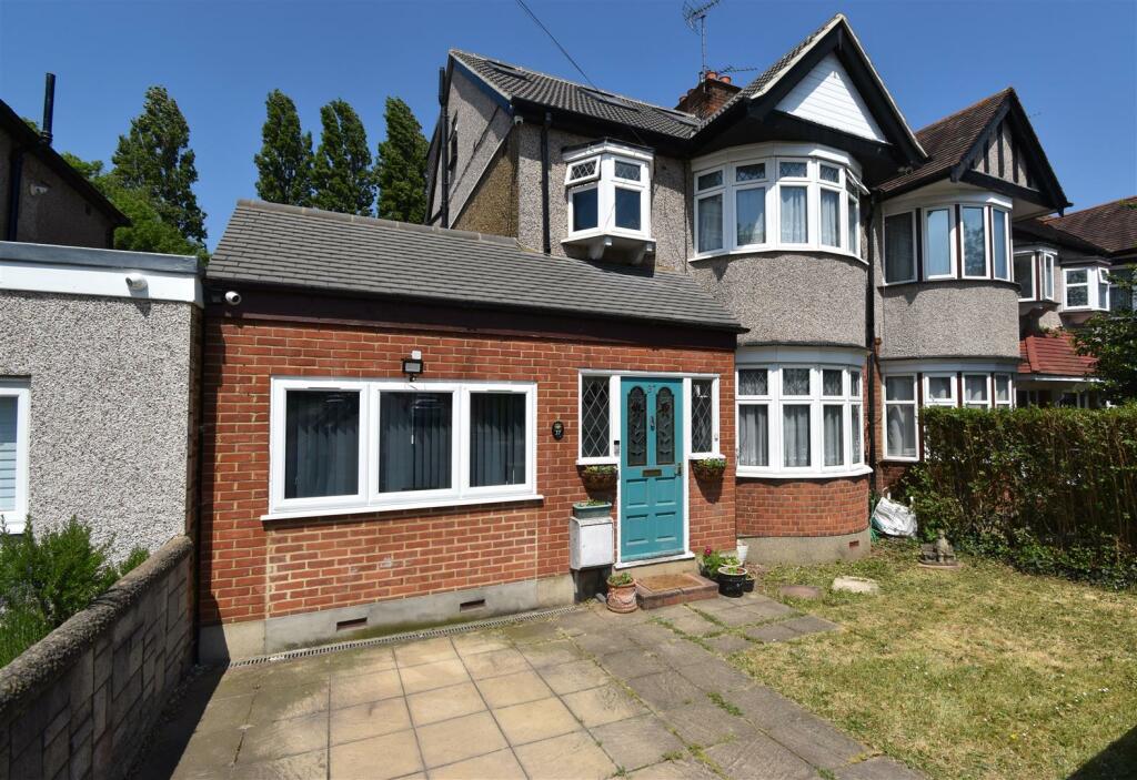 5 bedroom end of terrace house for sale in Torcross Road, Ruislip, HA4