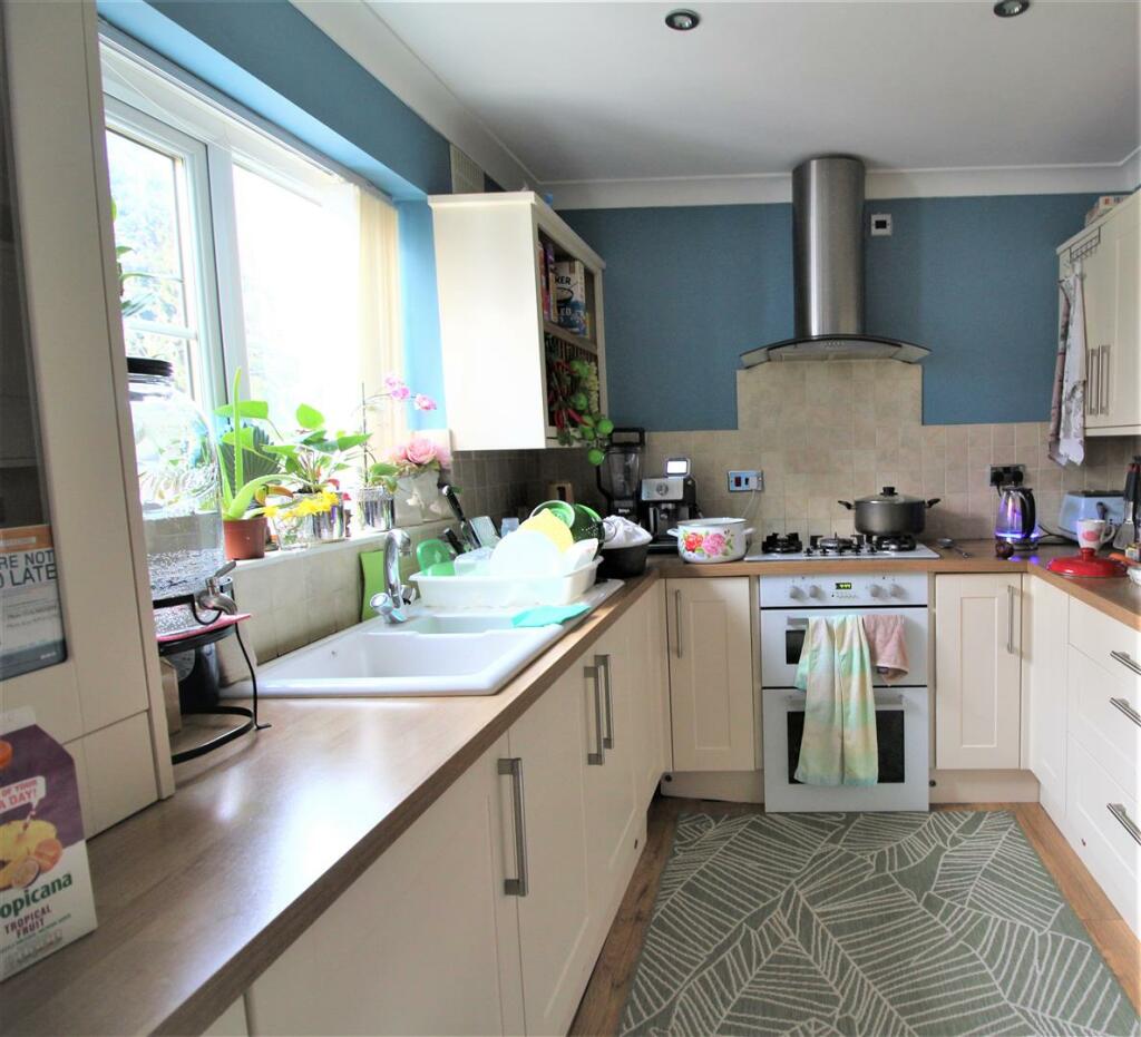 Additional property image - Knightsbridge Walk, Bradford