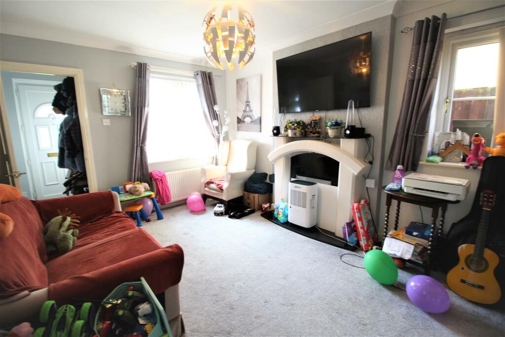 Additional property image - Knightsbridge Walk, Bradford