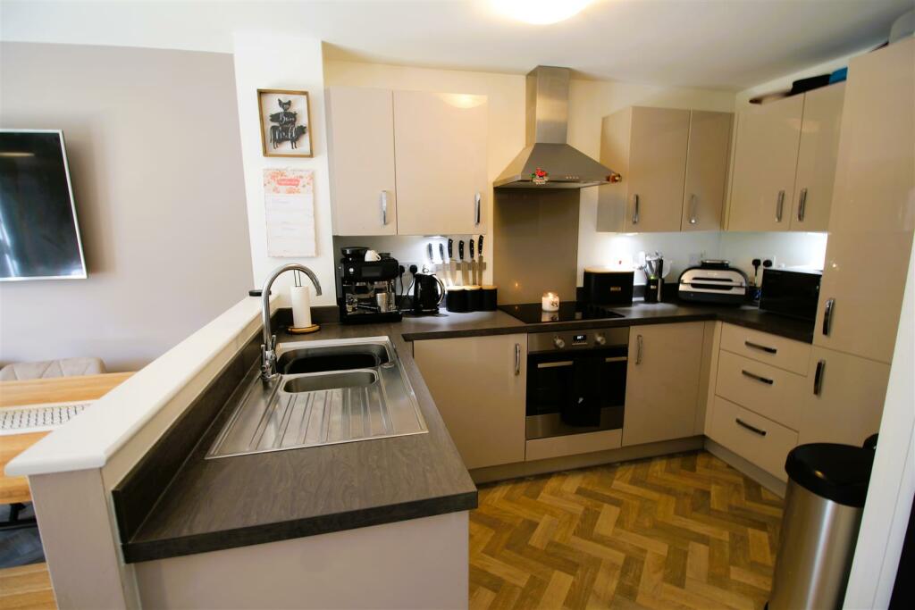 Additional property image - Rambling Walk, Clayton, Bradford