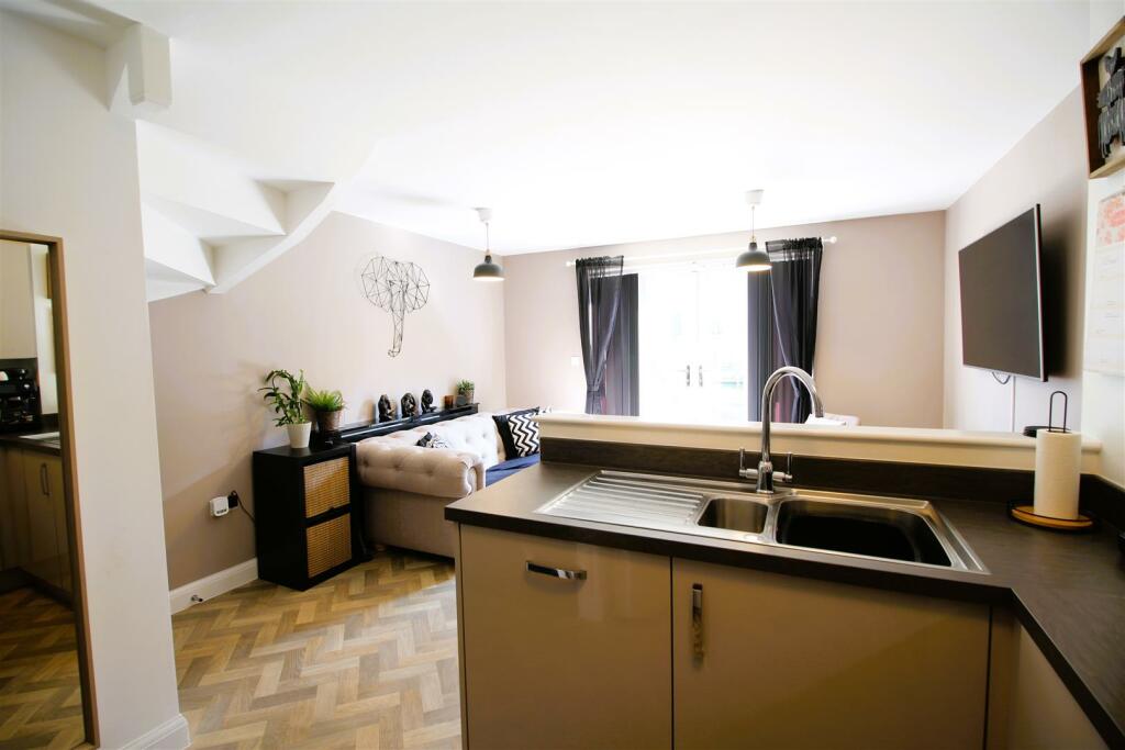 Additional property image - Rambling Walk, Clayton, Bradford