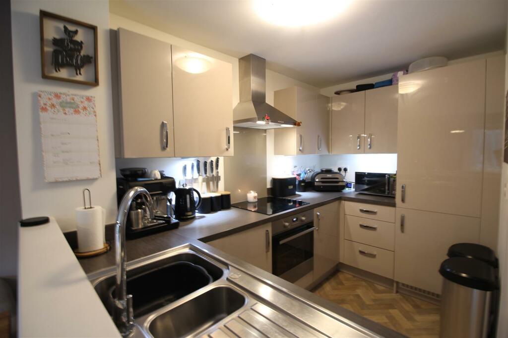 Additional property image - Rambling Walk, Clayton, Bradford