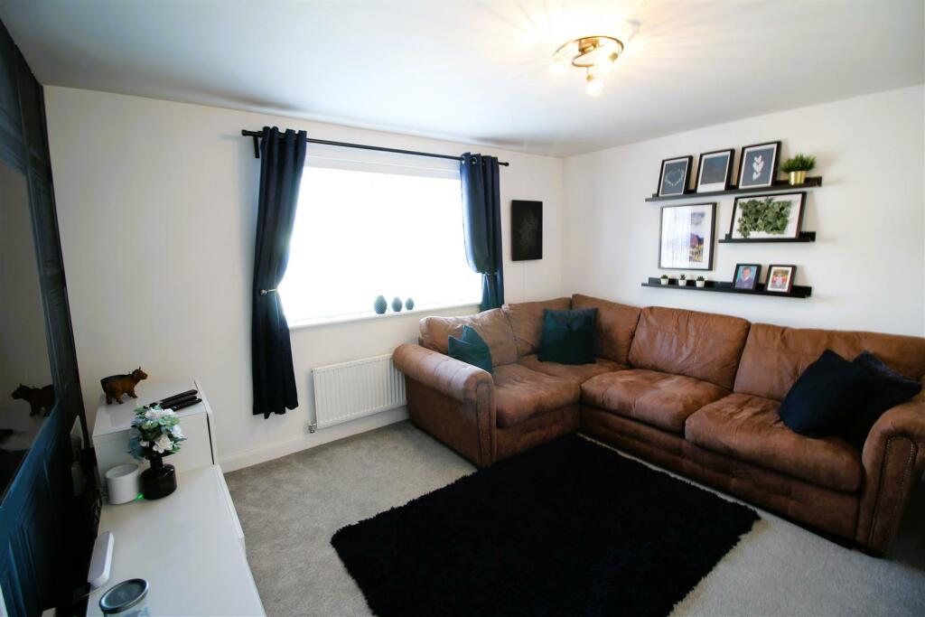 Additional property image - Rambling Walk, Clayton, Bradford