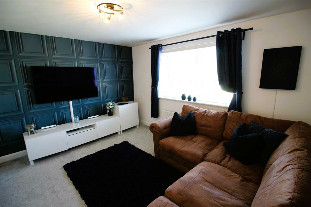 Additional property image - Rambling Walk, Clayton, Bradford