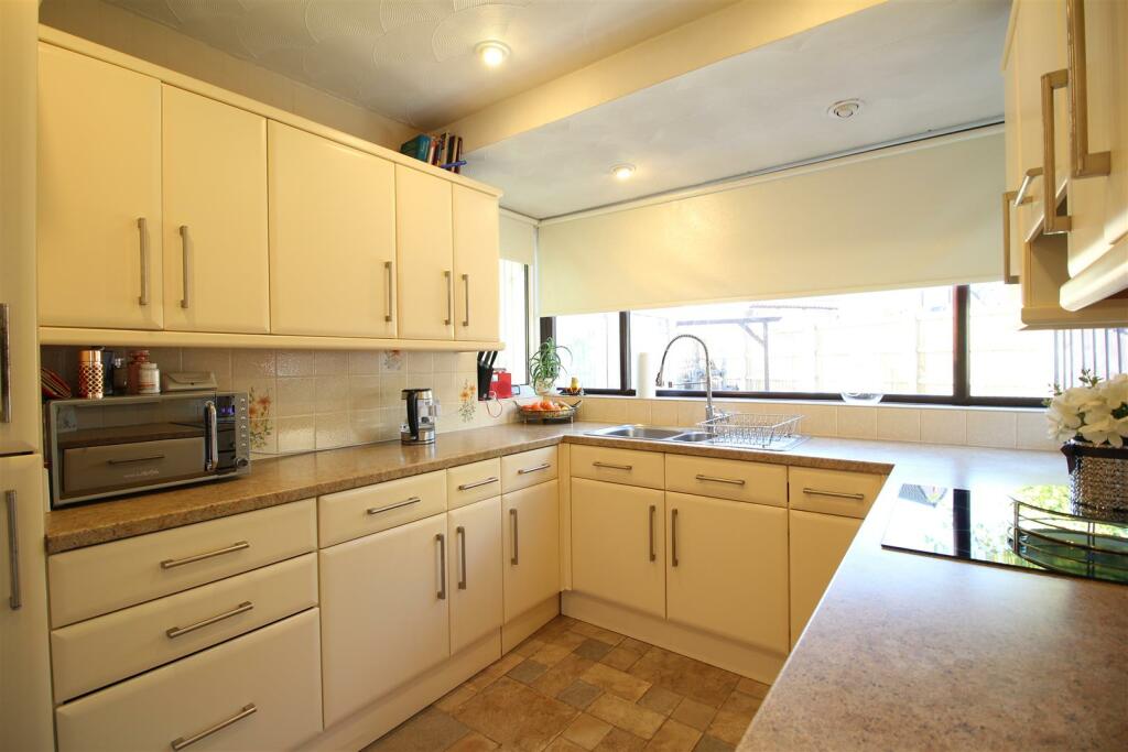 Additional property image - Park House Crescent, Low Moor, Bradford