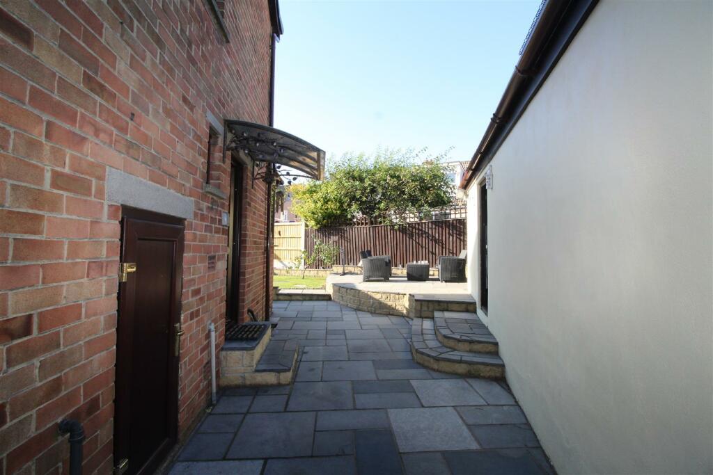Additional property image - Park House Crescent, Low Moor, Bradford