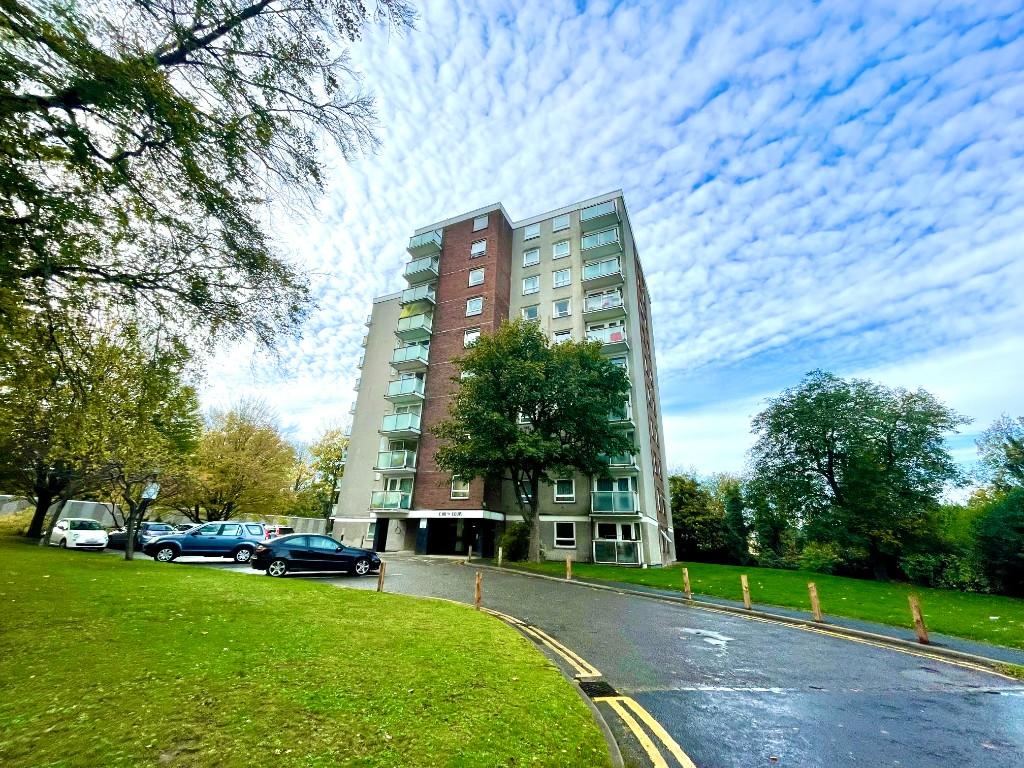 2 bedroom apartment for sale in Basinghall Gardens, Sutton, Surrey, SM2