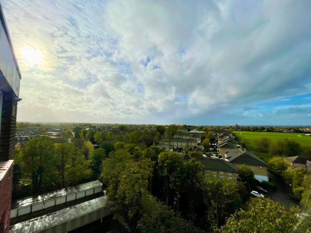 2 bedroom apartment for sale in Basinghall Gardens, Sutton, Surrey, SM2