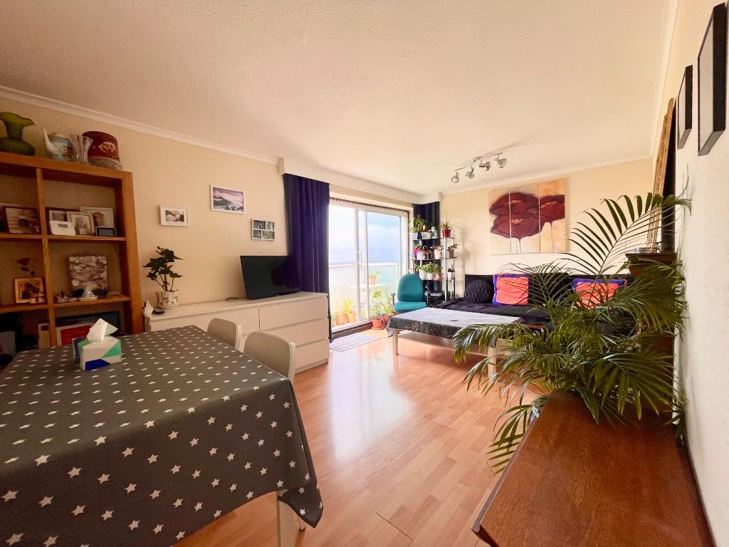 2 bedroom apartment for sale in Basinghall Gardens, Sutton, Surrey, SM2