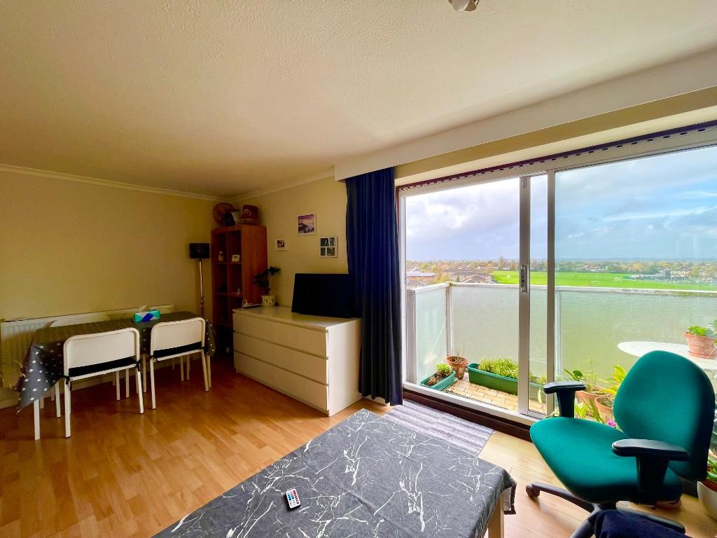 2 bedroom apartment for sale in Basinghall Gardens, Sutton, Surrey, SM2