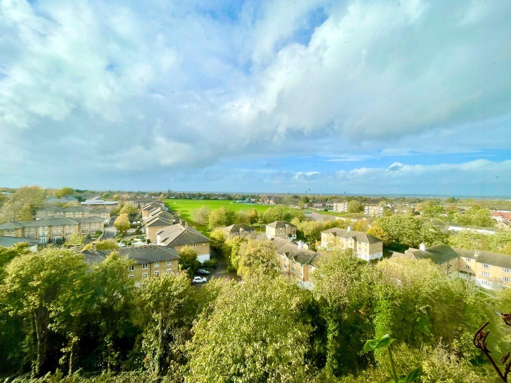 2 bedroom apartment for sale in Basinghall Gardens, Sutton, Surrey, SM2