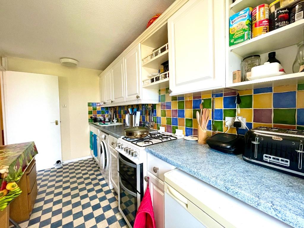 2 bedroom apartment for sale in Basinghall Gardens, Sutton, Surrey, SM2