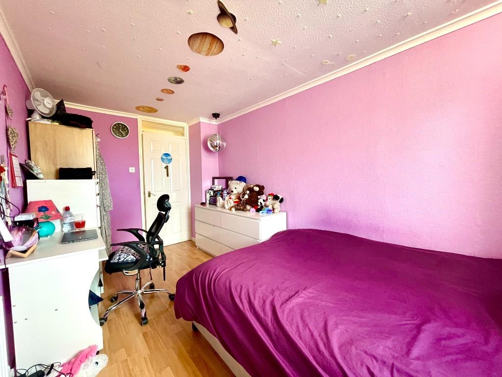 2 bedroom apartment for sale in Basinghall Gardens, Sutton, Surrey, SM2