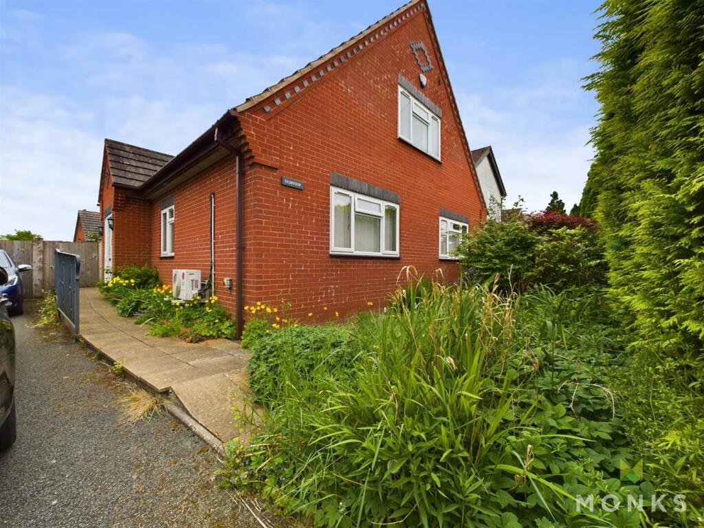 3 bedroom detached bungalow for sale in Babbinswood, Whittington