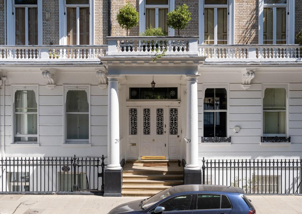 3 bedroom apartment for sale in Queen's Gate Gardens, London, SW7