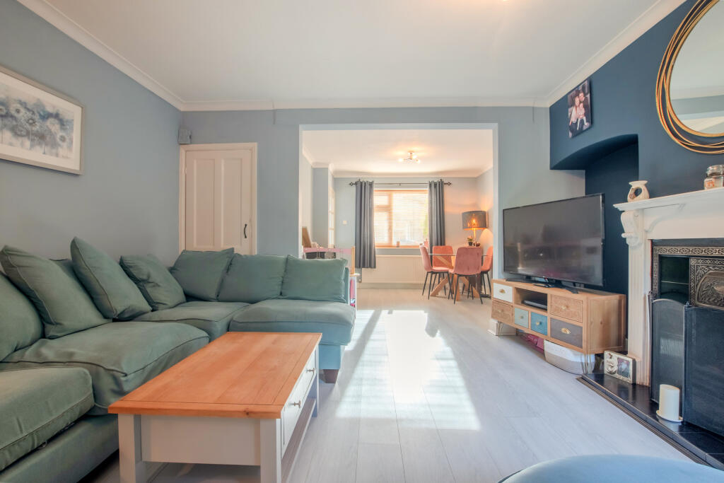 3 bedroom end of terrace house for sale in Upper Bridge Road