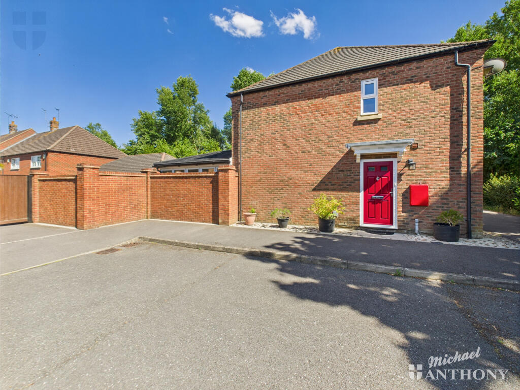 Main image of property: Eyre Close, AYLESBURY, HP19 7GQ