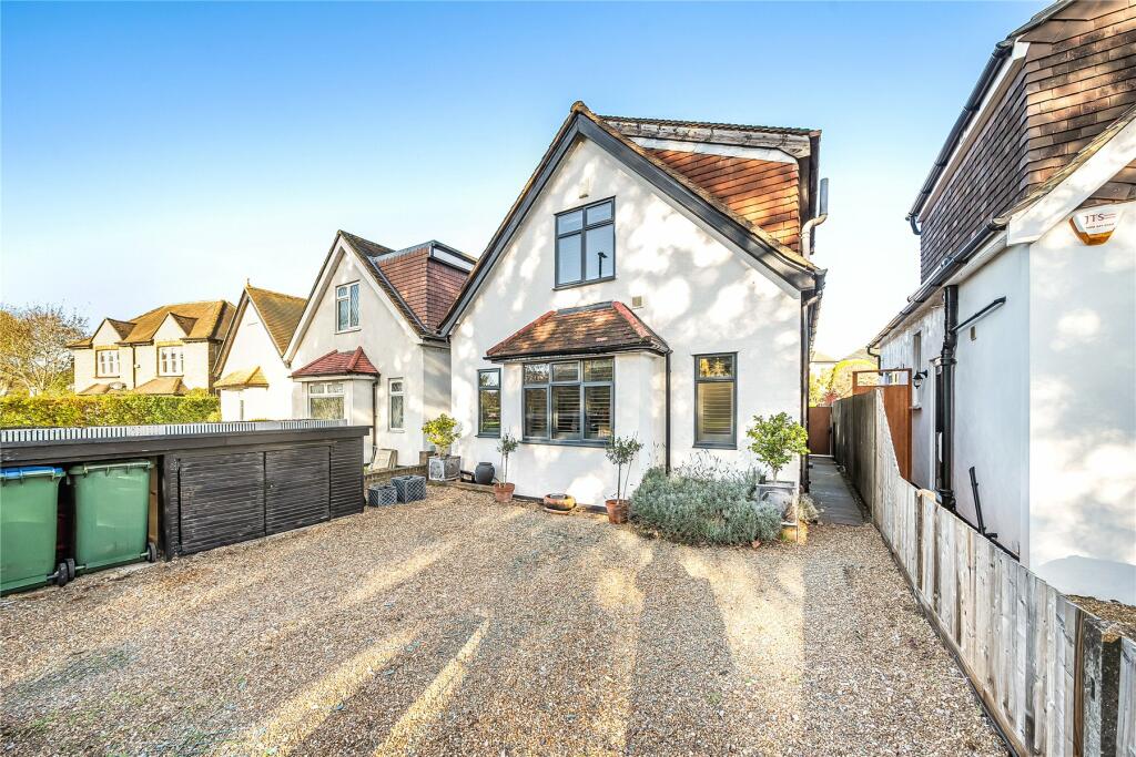 3 bedroom detached house for sale in Walton Road, West Molesey, Surrey, KT8